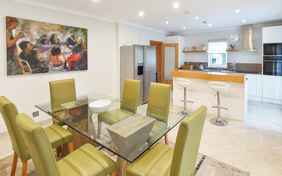 Küche mit Essbereich in 3 Schlafzimmer Superior Villa